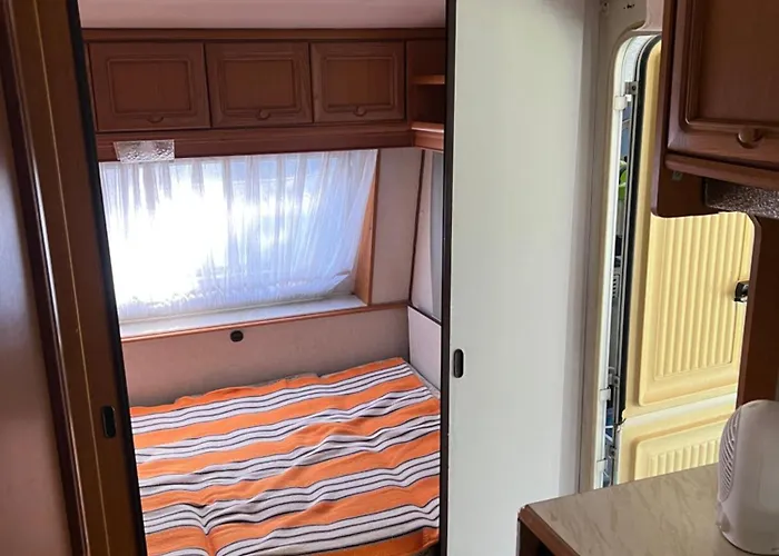 Przyczepa Hobby 460 Z Przedsionkiem W Debkach Кемпинг Дембки